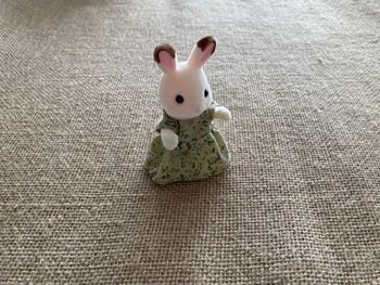 Figurine Lapin Sylvana maman chocolat robe verte à fleurs Sylvanian Families