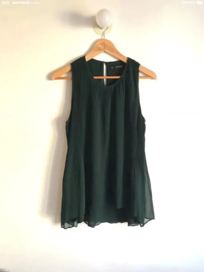 Haut Zara basic sans manches vert sapin plissé taille S