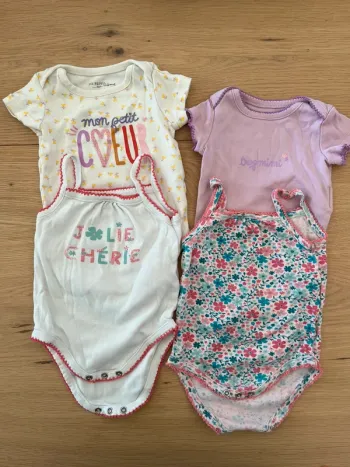 Lot 4 bodies filles manches courtes - 3 mois