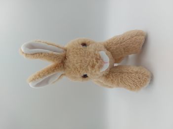 Peluche doudou lapin beige caramel blanc FIZZY yeux roses hauteur 25 cm long 20