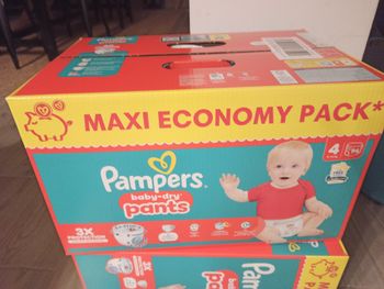 Lot de deux cartons pampers pants