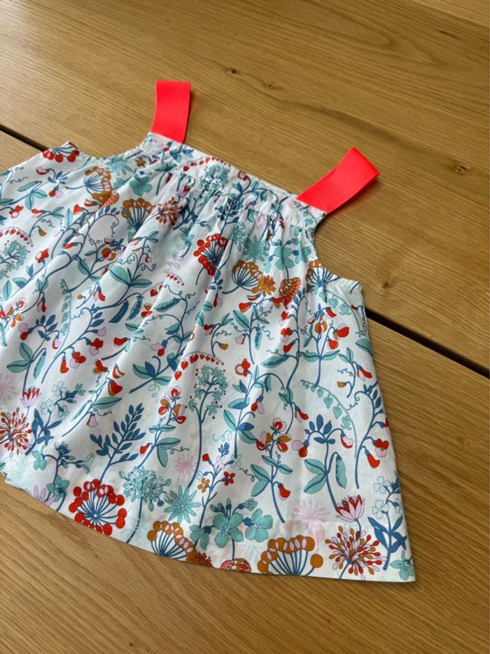 Blouse en tissu liberty Maynard tons blanc/vert/rouge et bretelles orange fluo - Taille 3 Ans - photo numéro 3