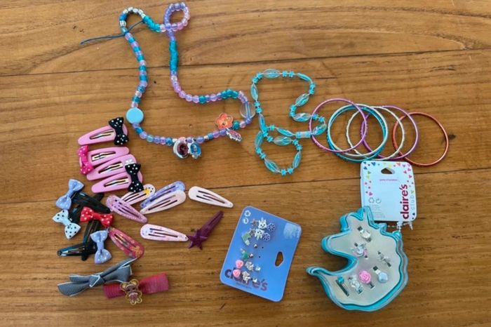 Lot de bijoux et accessoires cheveux pour filles