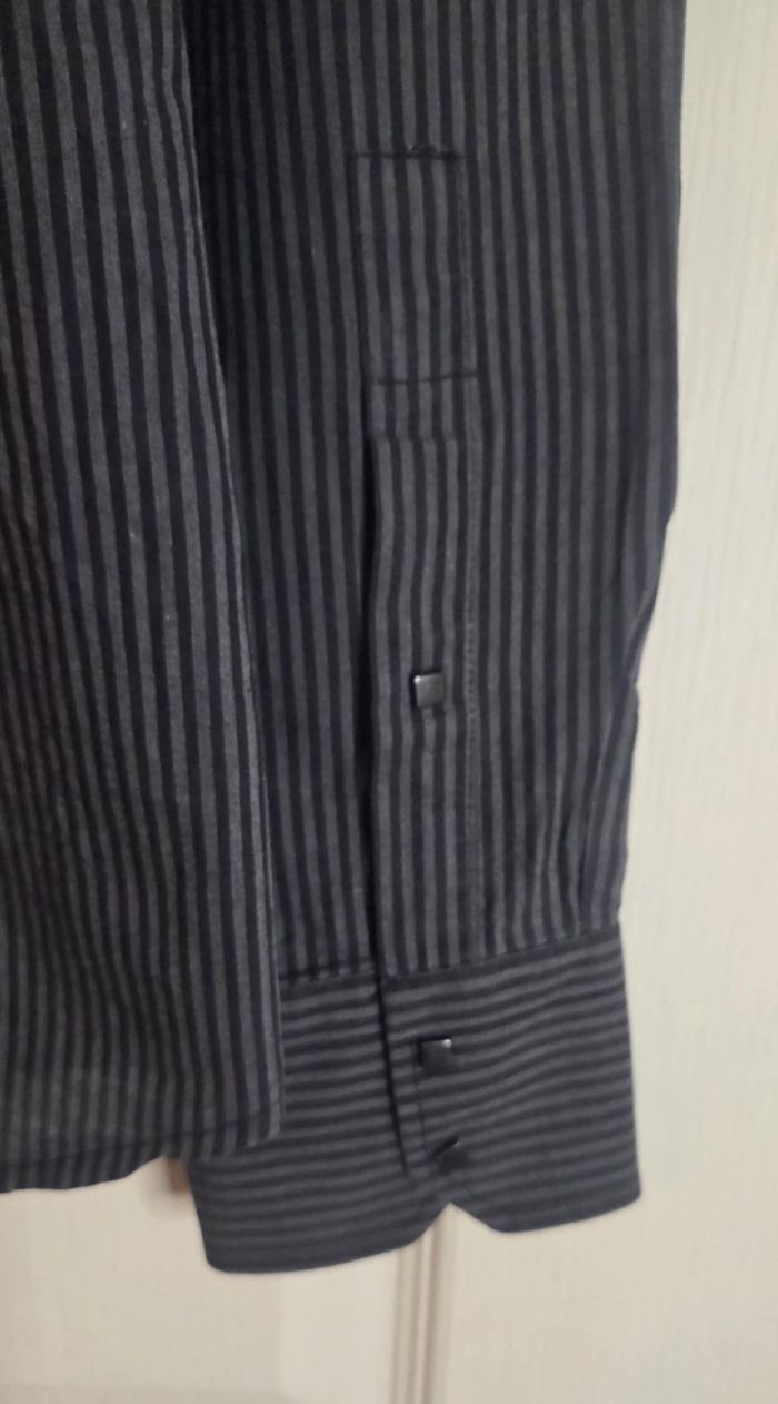 LAGERFELD – CHEMISE HOMME RAYÉE NOIR/GRIS – T48 (M) – 100% COTON – EXCELLENT ÉTAT - photo numéro 7