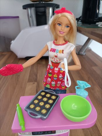 Barbie coffret pâtisserie avec 1 barbie, 1 enfant, gazinière et accessoires 