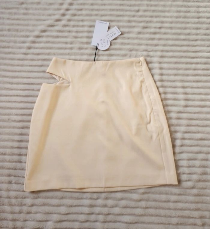 Jupe courte Stradivarius crème – Taille 34, neuve