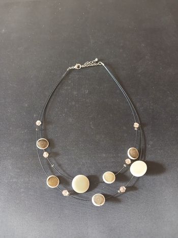 Collier fantaisie avec ronds marron et blanc 