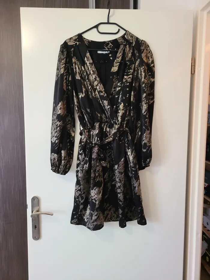 Robe noire et dorée - photo numéro 3