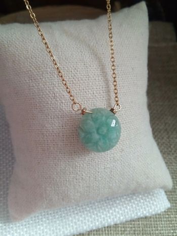 Collier en pierre d'amazonite gravée fleur