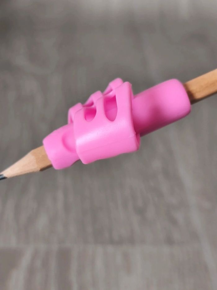 Correcteur de posture d'écriture en silicone souple rose - photo numéro 3