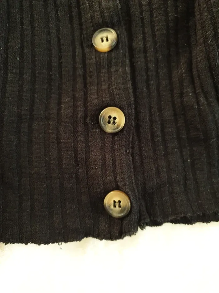 Top noir à boutons. - photo numéro 3