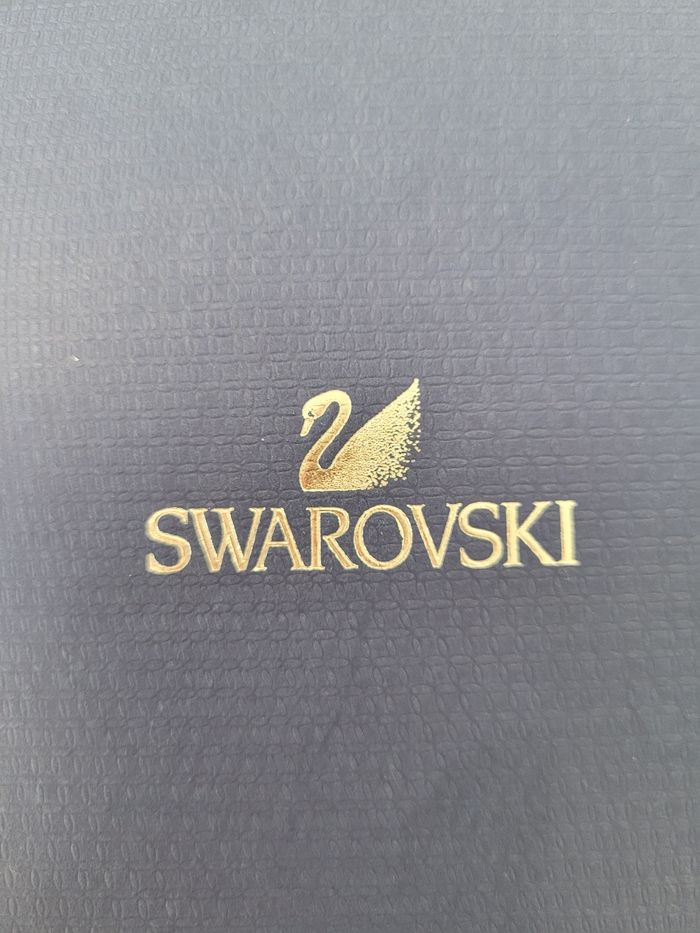 Vends montre femme swarovski alegria quartz neuve (5188824) fabriquée en suisse en acier inoxydable. 
Boitier 33 mm, vendez due avec 2 mailles supplémentaires et garantie - photo numéro 10