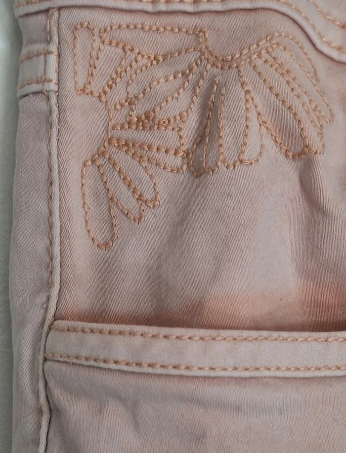 Jean court couleur saumon à broderies - photo numéro 3