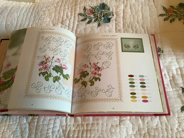 Les Roses de Redouté, beau livre de broderies - photo numéro 4