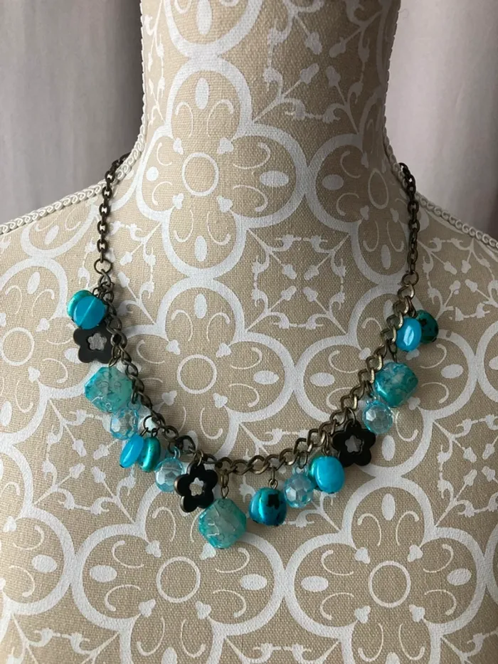 Collier bleu