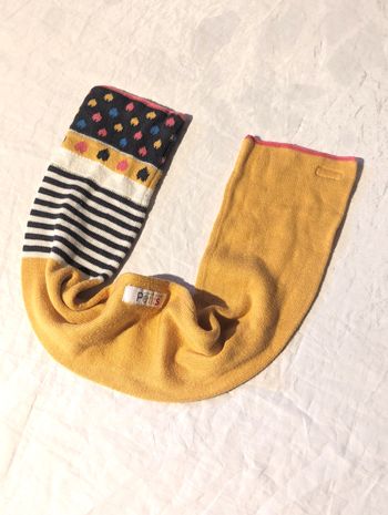 Echarpe Jaune Motifs Cœurs Multicolores Rayures Verticales Vêtement Accessoire Petits Enfants Bébés
