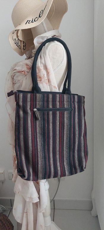 Sac rayé porté épaule vintage