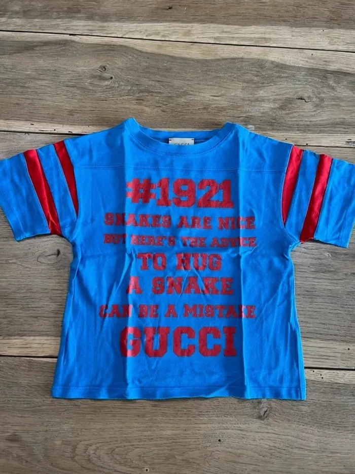 T-shirt bleu et rouge Gucci