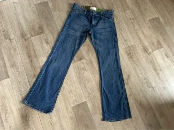 Levis, jean femme bleue, évasée, taille US 31 × 32/FR.40/42