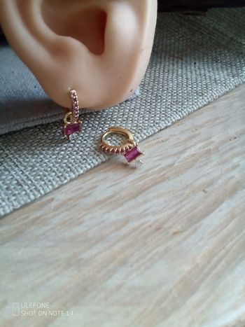 Petites créoles zircons framboise