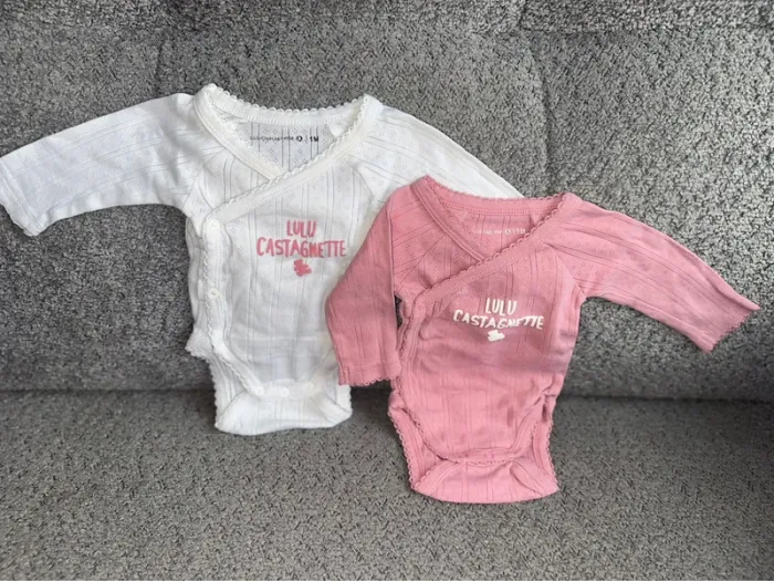 Lot de 2 bodies ajourées manches longues ouverture par devant Lulu castagnette rose et blanc