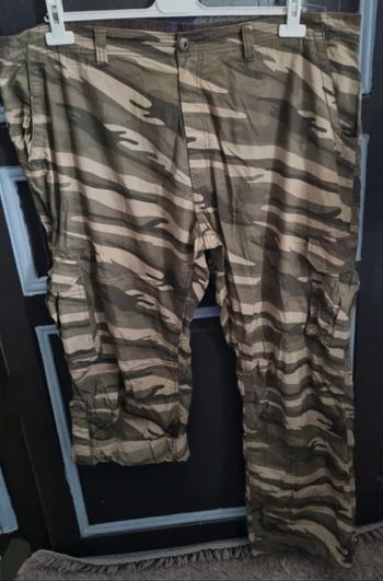 Pantalon imprimé militaire multiples poches transformable en pantacourt taille 58