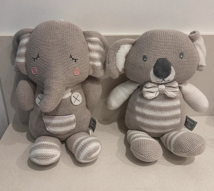 Lot de 2 peluches tricotées Theodore l’Éléphant & Kevin le Koala