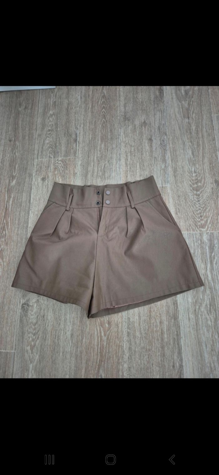 Short en similicuir - photo numéro 3