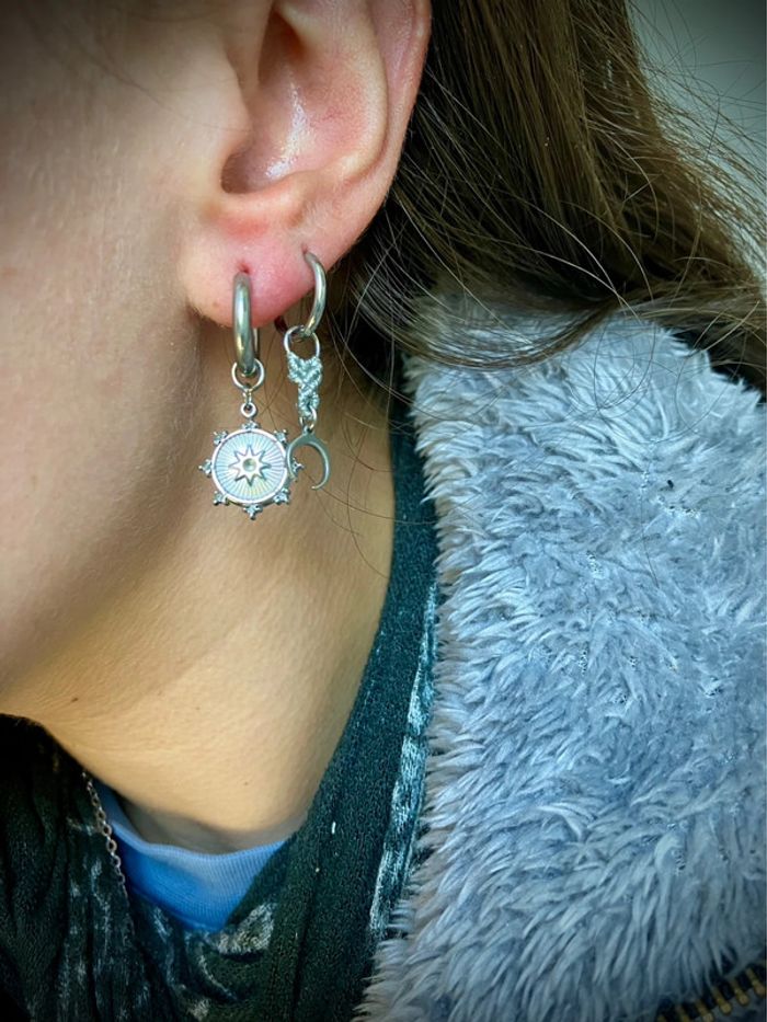 Boucles d’oreilles petites créoles breloques chaînes acier inoxydable lune dharmachakra - photo numéro 4