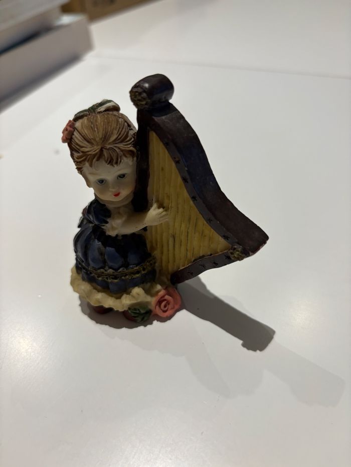 Figurine décorative représentant une fille avec une harpe - photo numéro 3
