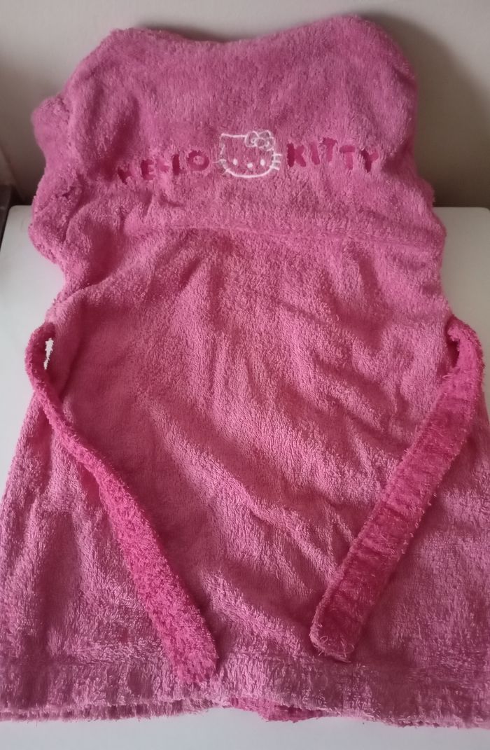 Peignoir 2/4 ans . Coton éponge rose fushia. 2 poches ,ceinture et capuche.Hello Ketty. Très bon état. - photo numéro 5