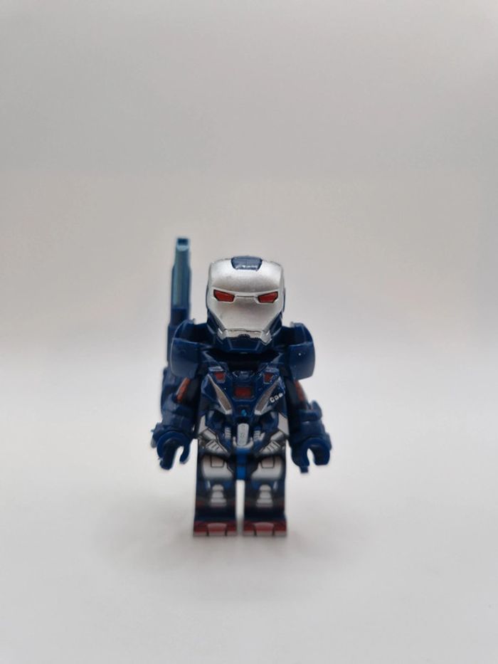 Figurine type lego Warmachine Marvel