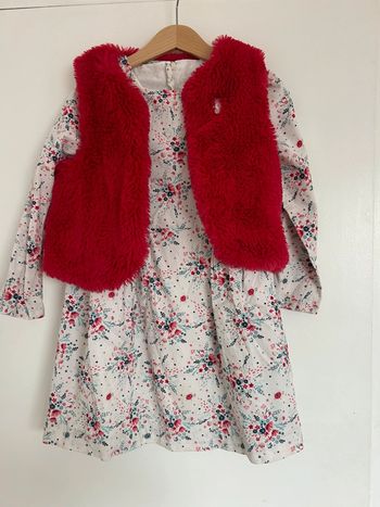 Robe sergent major et gilet fausse fourrure