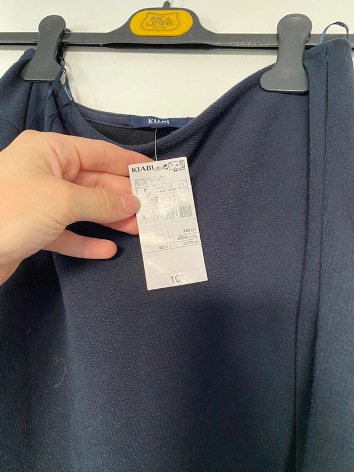 Jolie blouse une manche • dénudée • bleu marine • taille S • Kiabi • neuve étiquette - photo numéro 3