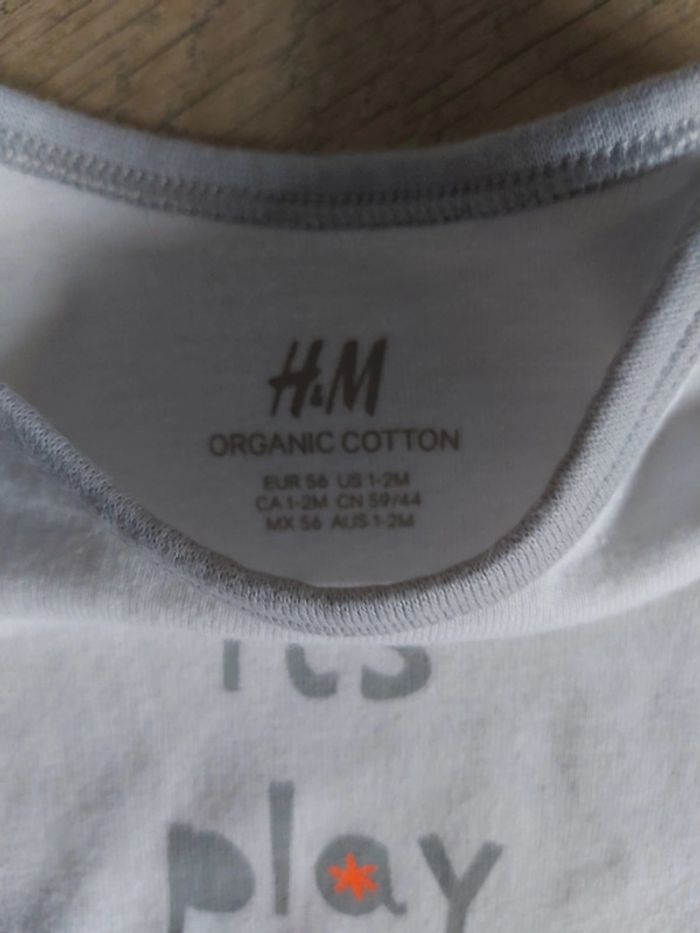 Tee-shirt manches courtes garçon H&M 1 mois en très bon état (78) - photo numéro 2