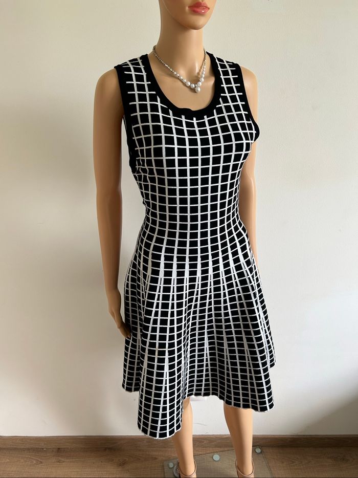Robe noire et blanche sans manches Molly Bracken taille 2 TBE - photo numéro 2