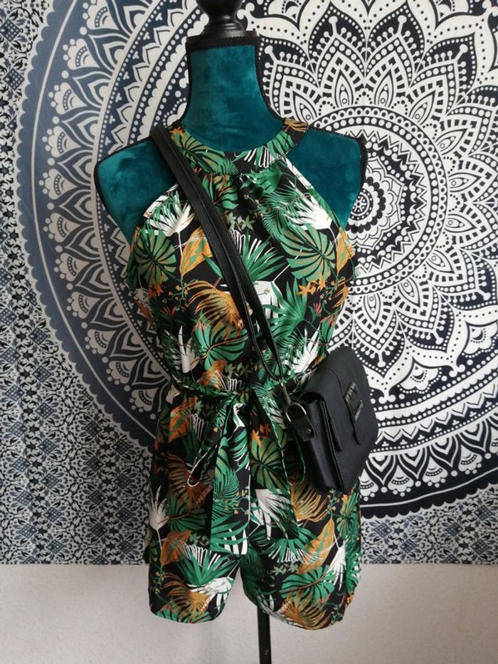 Combishort noire motifs tropicaux avec ceinture dos nu / shein / (XS)