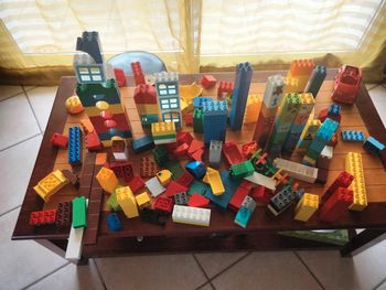 Gros lot de Lego Duplo en vrac dont une voiture des portes et fenêtres