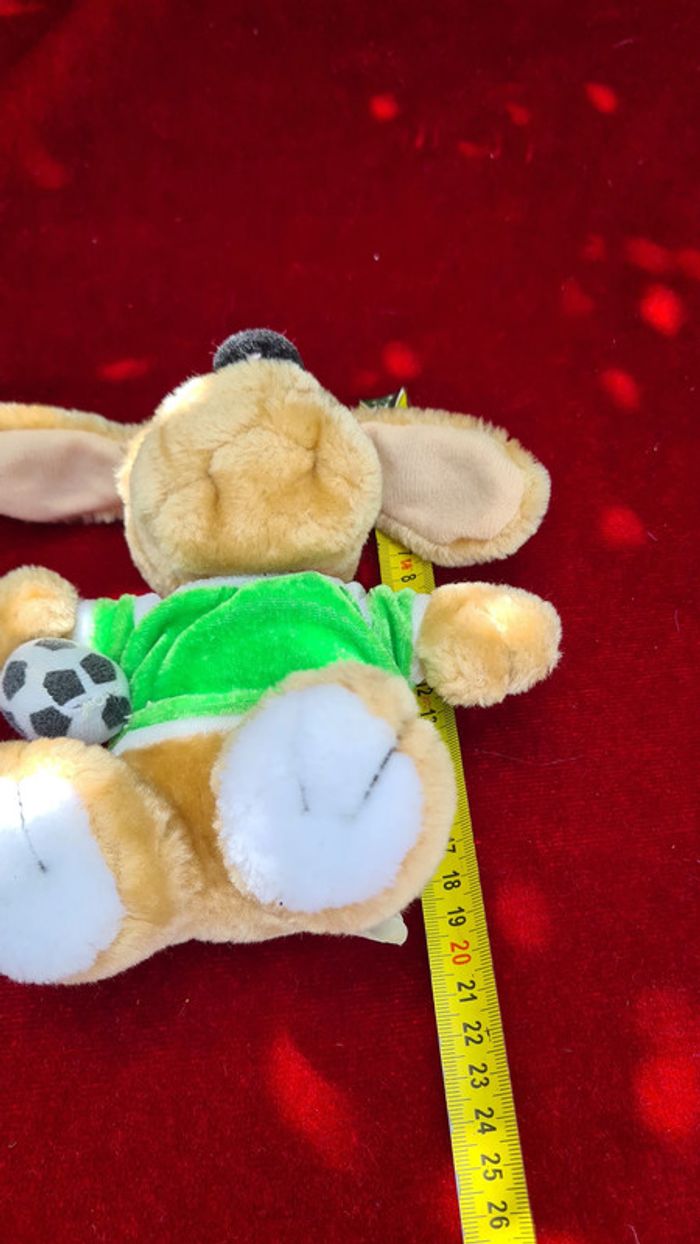 Petit chien vintage joueur de foot maillot vert - photo numéro 5
