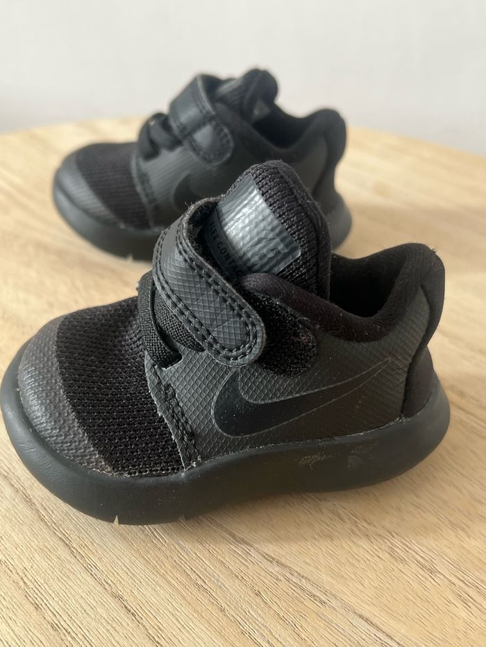 Baskets Nike bébé taille 17 - photo numéro 2