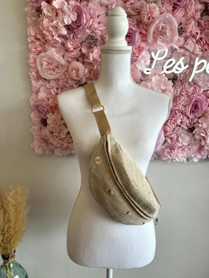 Banane beige brodée de fleurs pâquerettes neuve - photo numéro 3