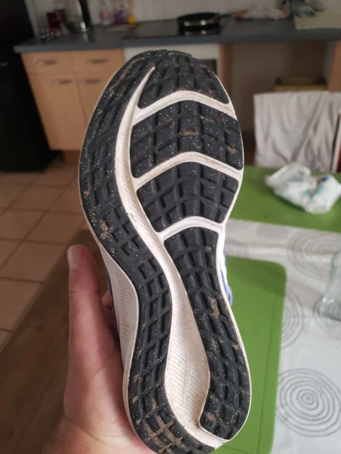 Paire de chaussures Nike running fille pointure 35.5 - photo numéro 7