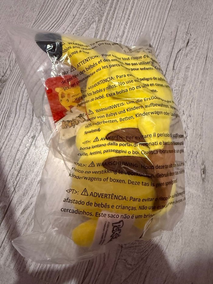 POKEMON PELUCHE 20 CM - PIKACHU - photo numéro 2