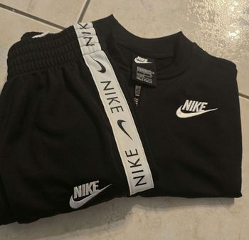 NEUF!!!! (non portés) 🥰😍🤩SUPERBE survêtement MIXTE 8 ans NIKE (prix ferme)⚘️⚘️🤩🤩