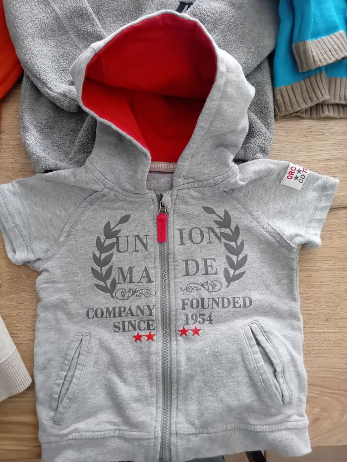 Lot 8 sweats et gilets 12 mois - photo numéro 2