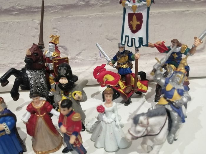 Mini figurines plastoy  princesses chevaliers... - photo numéro 4