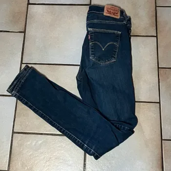 Jean Levi’s bleu foncée W26 L30