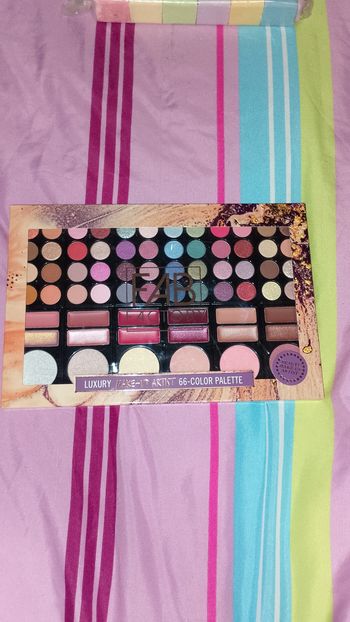 Palette de 66 couleurs de maquillage neuf