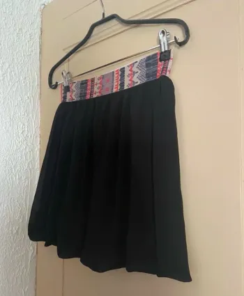 Jupe noir et bandeau couleur