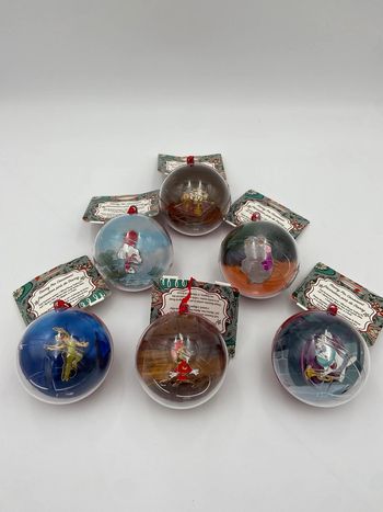 Lot de 6 coffrets cadeaux mystère et pin’s Disney édition limitée – Boule Disney / Ornements